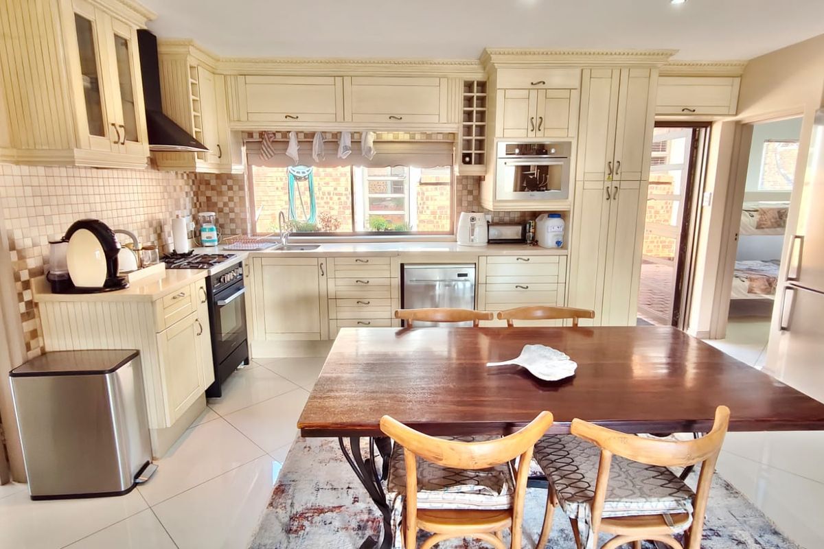 Fully Furnished Waterfront Escape with Private Jetty - Photo 3