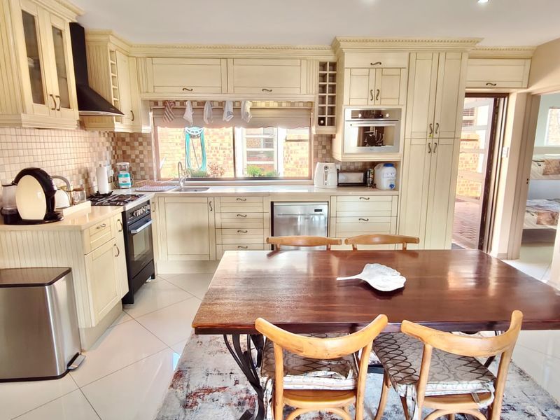 Fully Furnished Waterfront Escape with Private Jetty - Photo 3