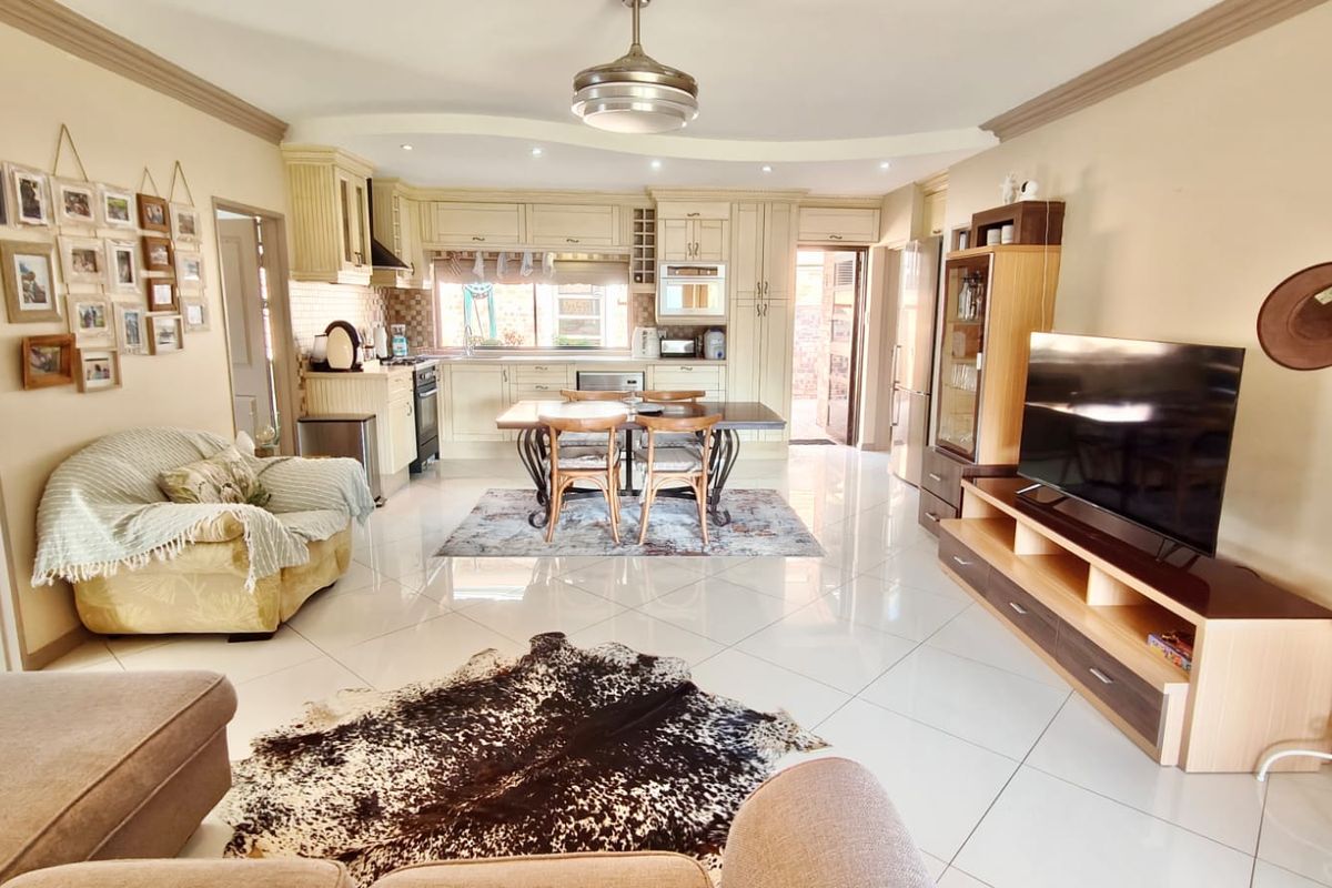 Fully Furnished Waterfront Escape with Private Jetty - Photo 2