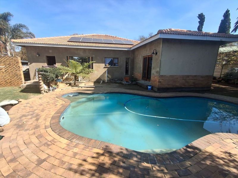 Spacious Family Home with Pool in Benoni - Photo 3