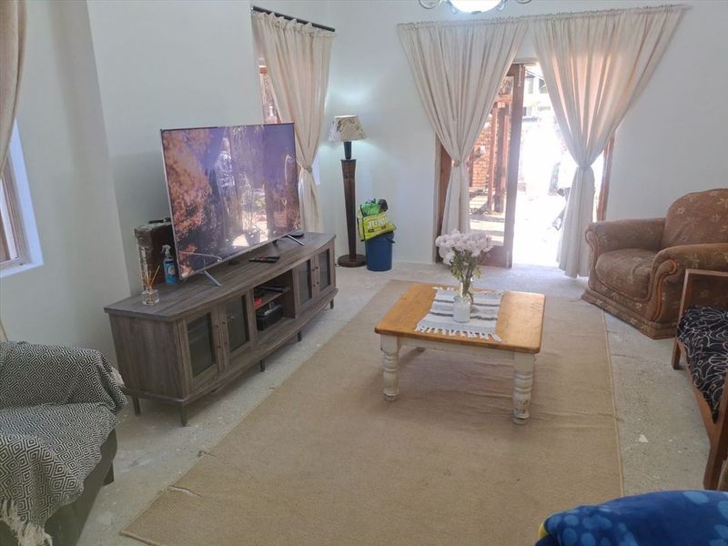 Spacious Family Home with Pool in Benoni - Photo 2