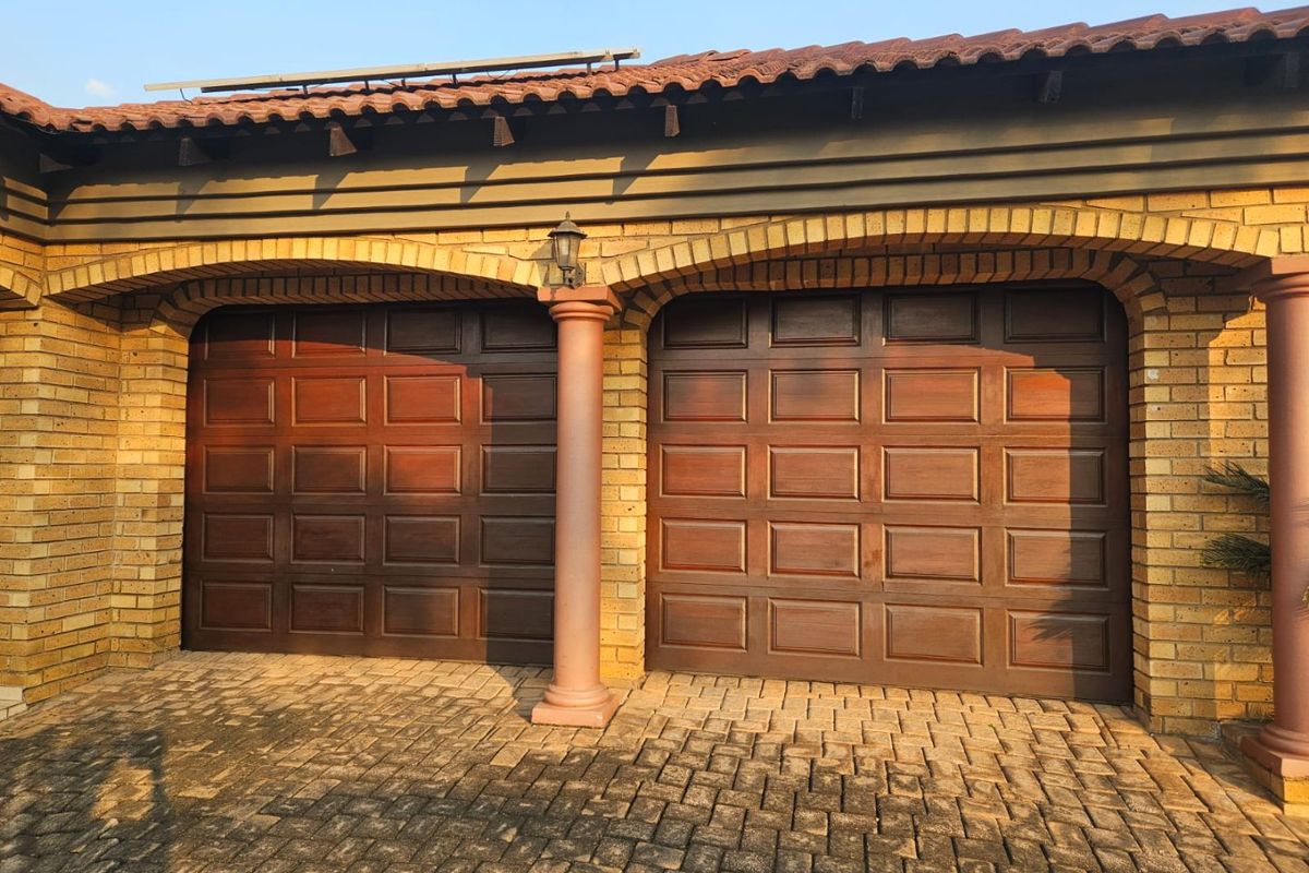 Beautiful Secure Thatchfield Glen Family Townhouse - Photo 2