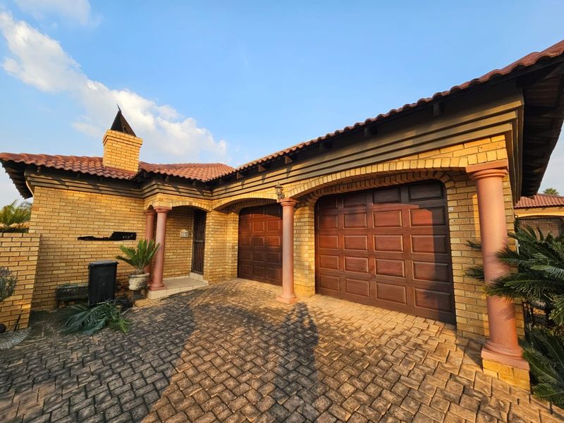 Beautiful Secure Thatchfield Glen Family Townhouse - Photo 1