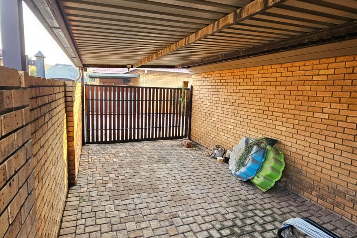 Beautiful Secure Thatchfield Glen Family Townhouse - Photo 5