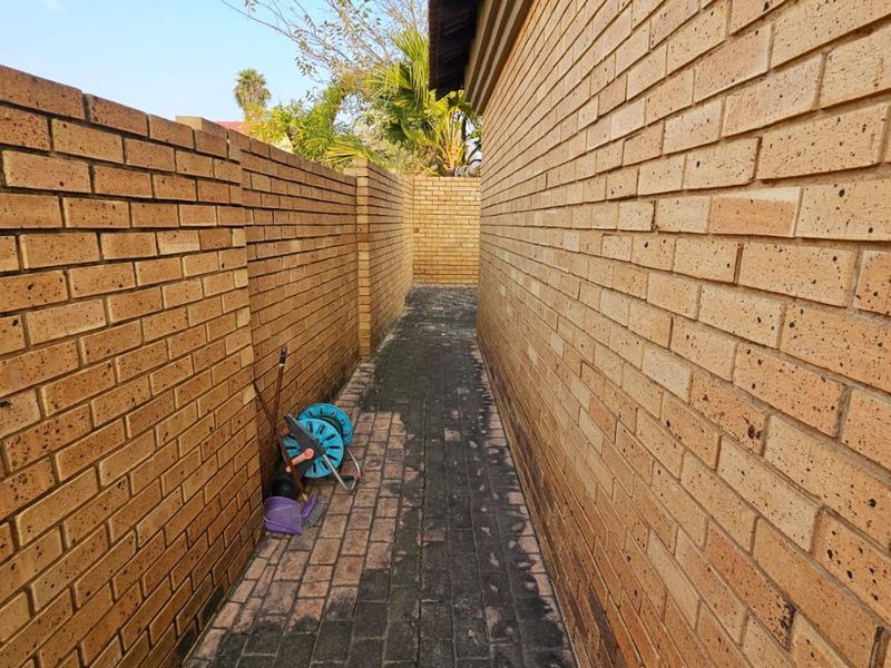 Beautiful Secure Thatchfield Glen Family Townhouse - Photo 9