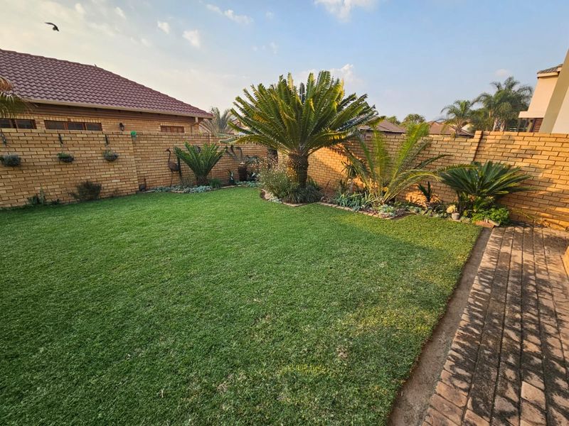 Beautiful Secure Thatchfield Glen Family Townhouse - Photo 8