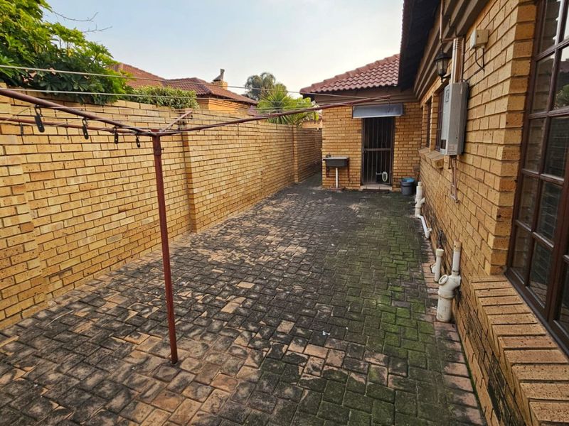 Beautiful Secure Thatchfield Glen Family Townhouse - Photo 7