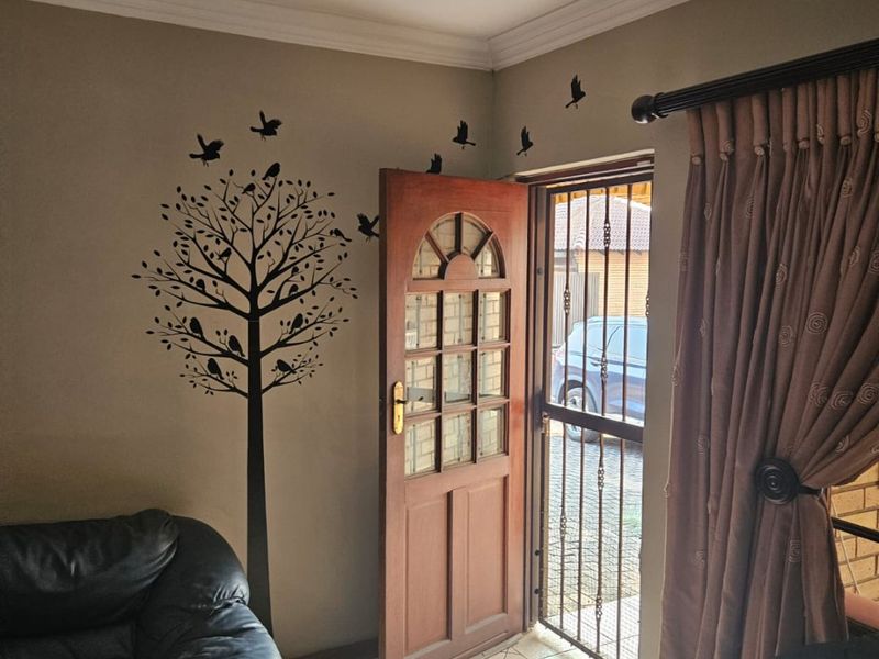 Beautiful Secure Thatchfield Glen Family Townhouse - Photo 6