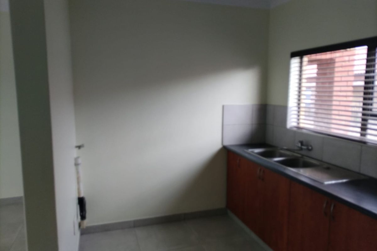 Flat in Flamwood, Klerksdorp - Photo 5