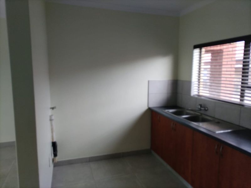 Flat in Flamwood, Klerksdorp - Photo 5