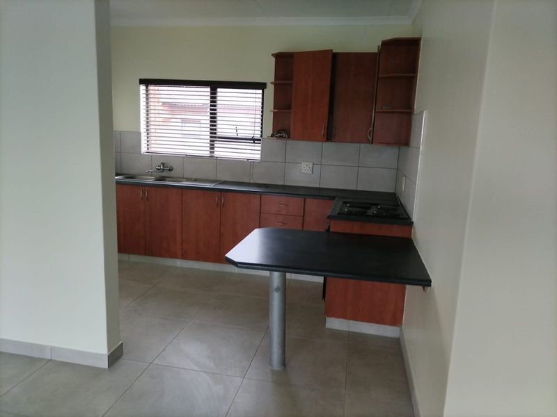 Flat in Flamwood, Klerksdorp - Photo 4