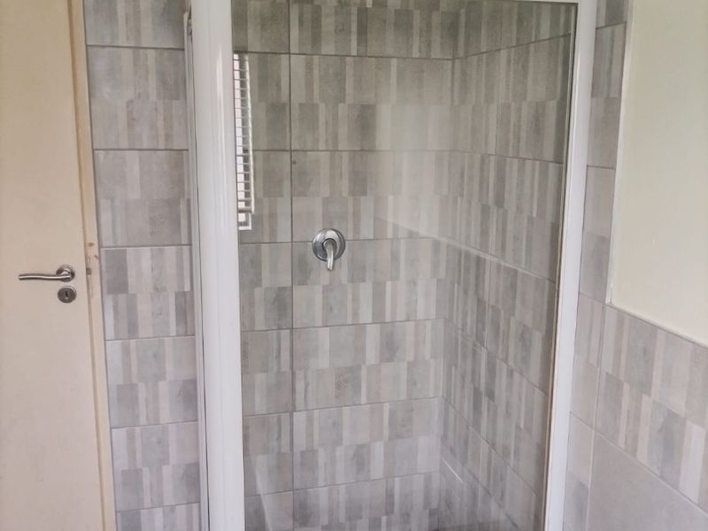 Flat in Flamwood, Klerksdorp - Photo 9
