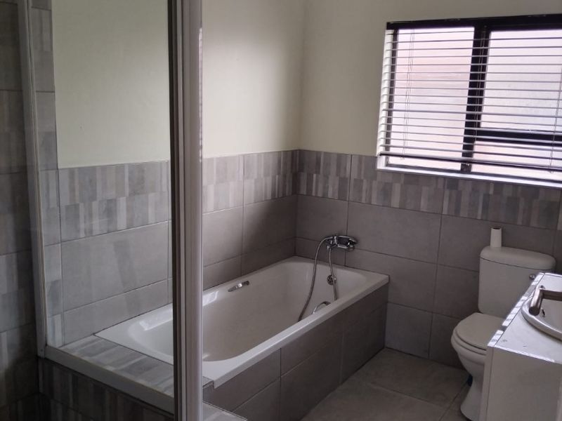 Flat in Flamwood, Klerksdorp - Photo 8