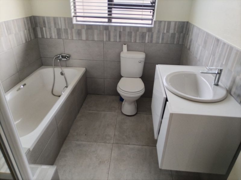 Flat in Flamwood, Klerksdorp - Photo 7