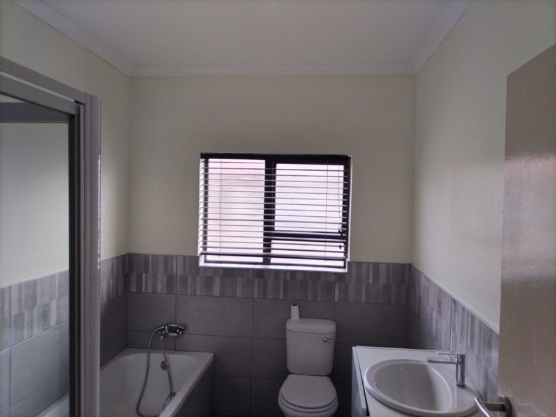 Flat in Flamwood, Klerksdorp - Photo 6