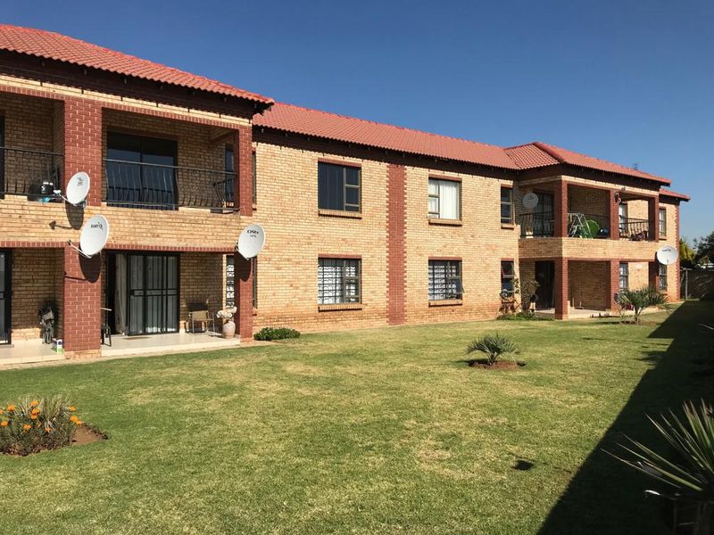 Flat in Flamwood, Klerksdorp - Photo 3