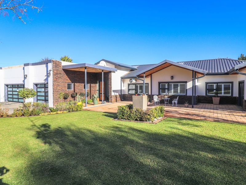 Modern Family Retreat with Exceptional Features and Ample Space - Photo 1