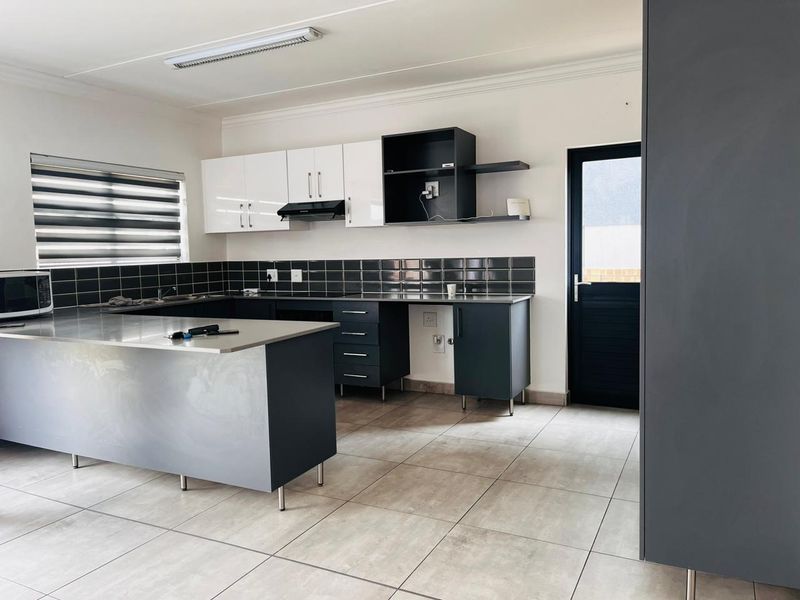 A premium 3-bedroom home located in Thatchfield Ridge Estate is now available for rent. - Photo 4