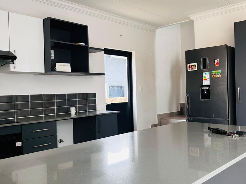A premium 3-bedroom home located in Thatchfield Ridge Estate is now available for rent. - Photo 3