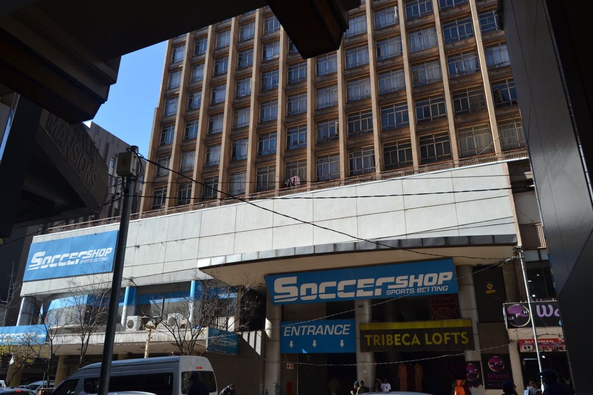 INVESTOR'S DREAM IN JOHANNESBURG CBD – TENANTED BACHELOR APARTMENT FOR SALE - Photo 2