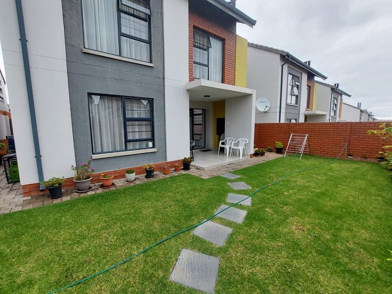 Upmarket 3 Bedroom Townhouse  - Photo 2