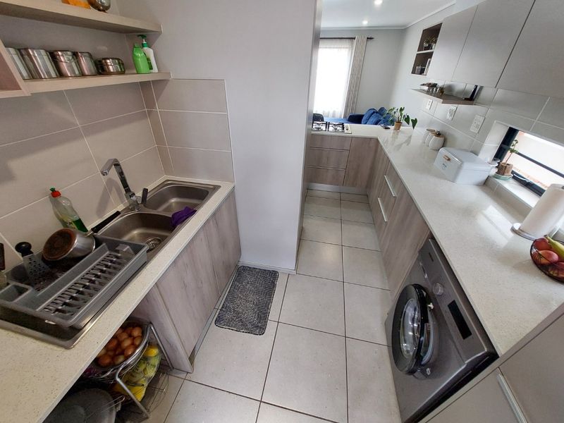 Upmarket 3 Bedroom Townhouse  - Photo 8