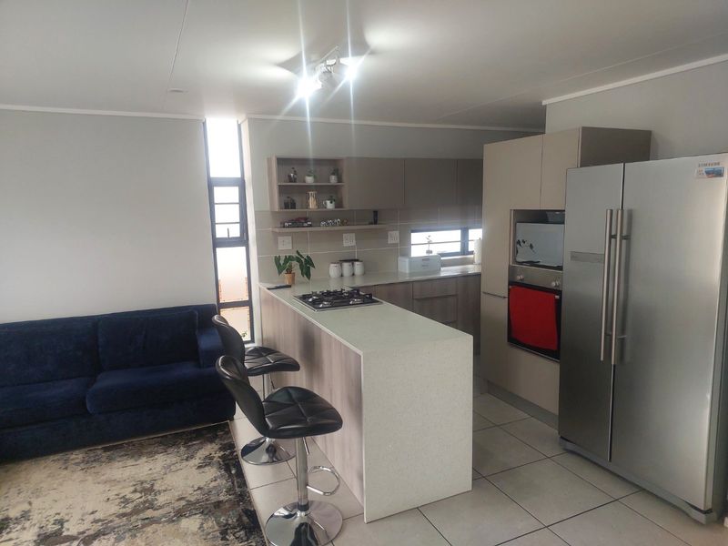 Upmarket 3 Bedroom Townhouse  - Photo 6