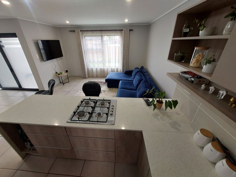Upmarket 3 Bedroom Townhouse  - Photo 7
