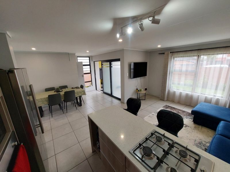 Upmarket 3 Bedroom Townhouse  - Photo 5