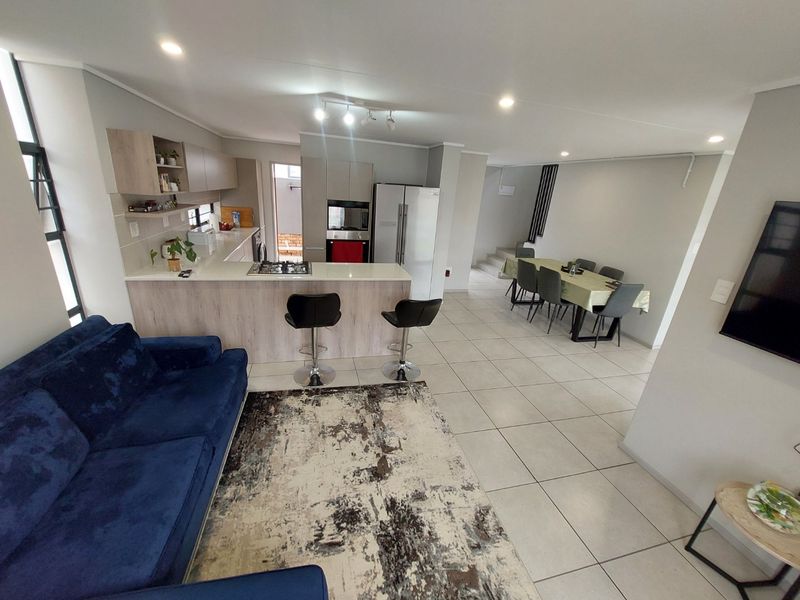 Upmarket 3 Bedroom Townhouse + Solar Power System - Photo 1