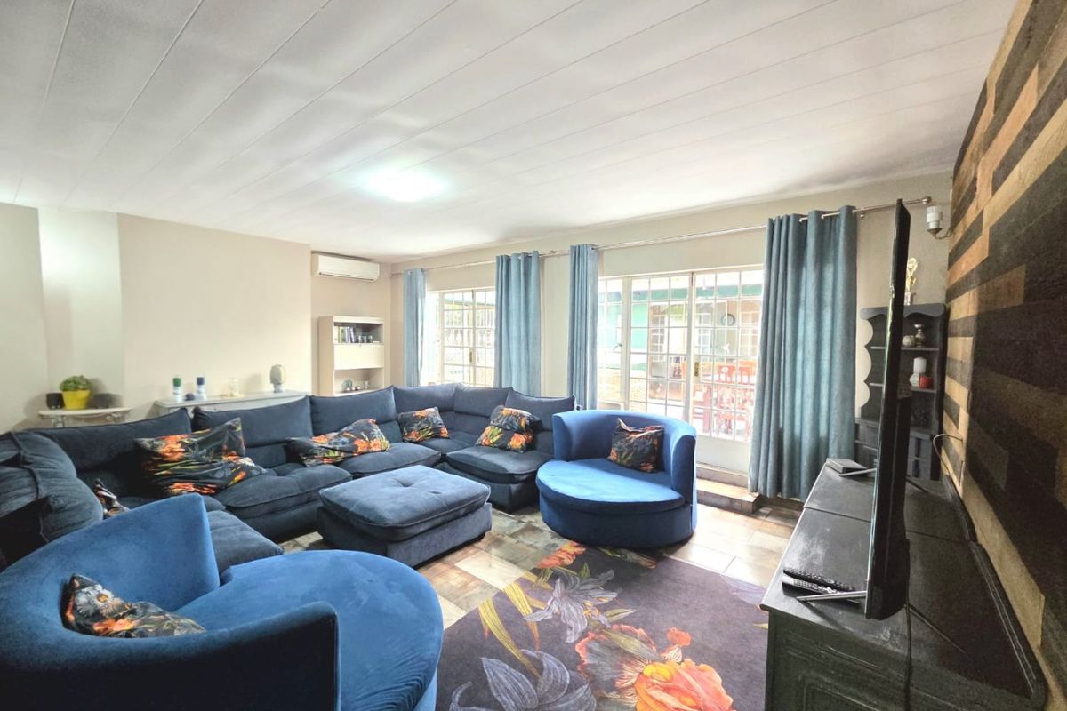 Spacious Family Home with Jacuzzi, Entertainment Area & Borehole - Photo 4