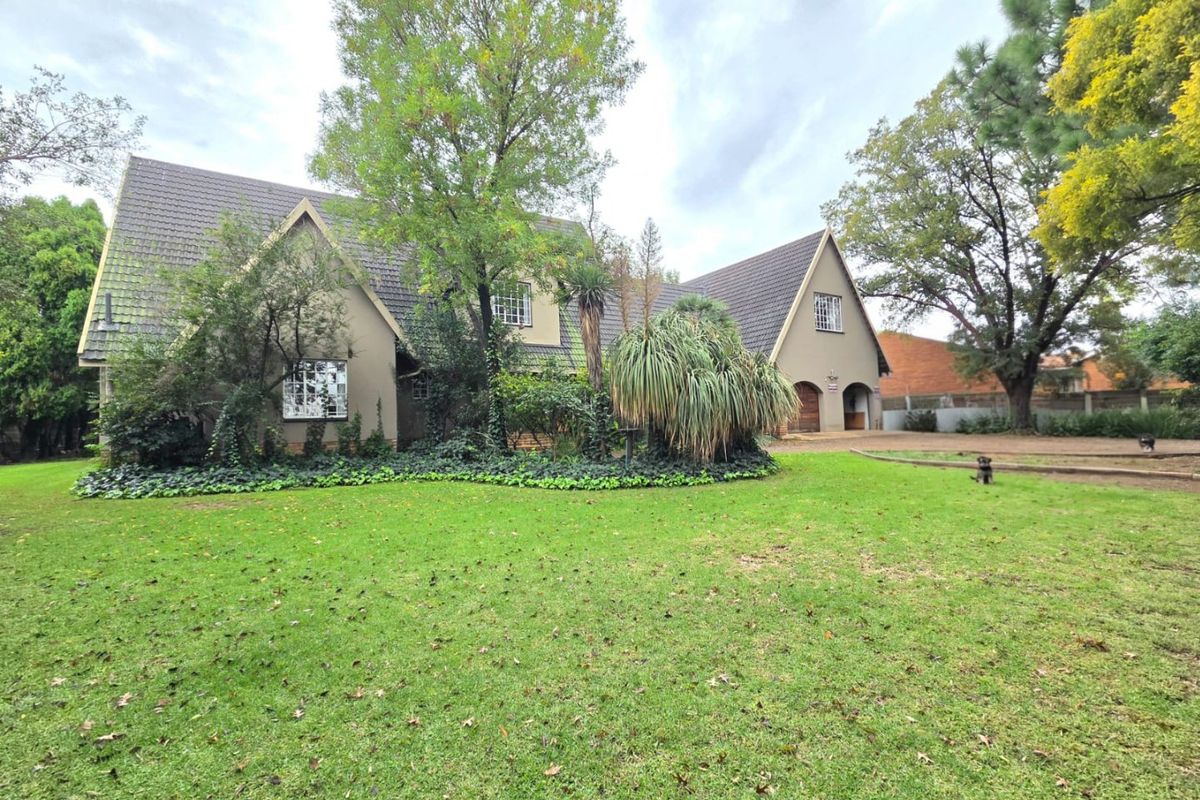 Spacious Family Home with Jacuzzi, Entertainment Area & Borehole - Photo 2