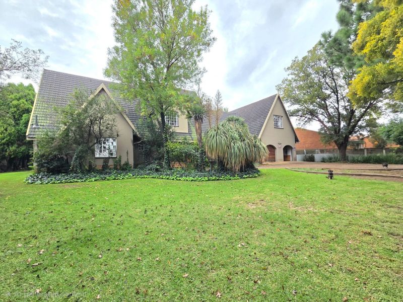 Spacious Family Home with Jacuzzi, Entertainment Area & Borehole - Photo 2