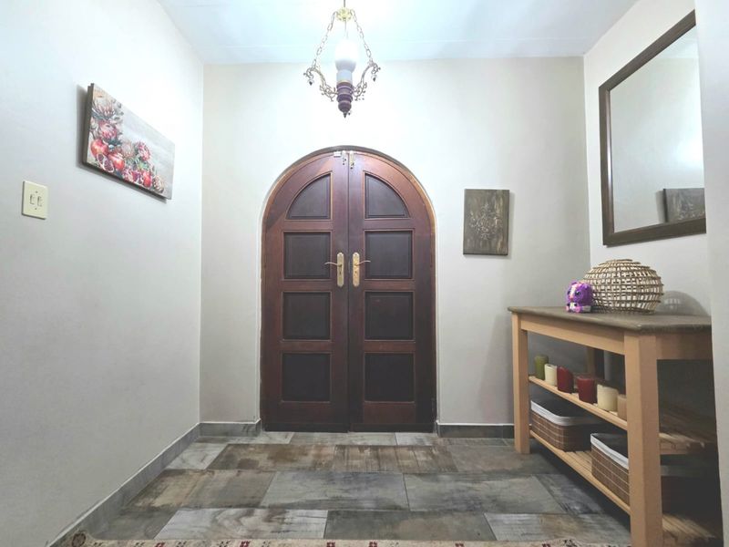 Spacious Family Home with Jacuzzi, Entertainment Area & Borehole - Photo 3