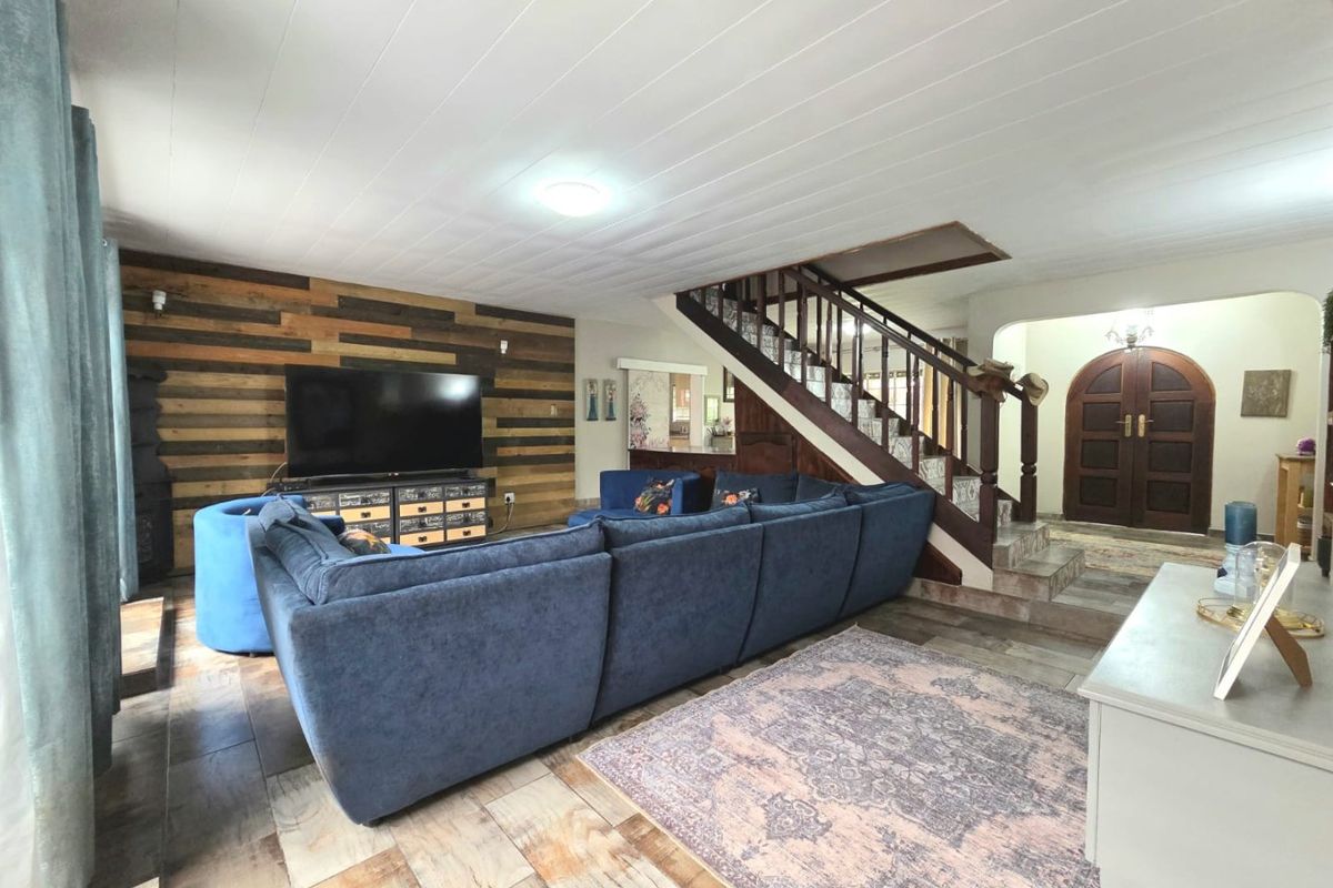 Spacious Family Home with Jacuzzi, Entertainment Area & Borehole - Photo 5