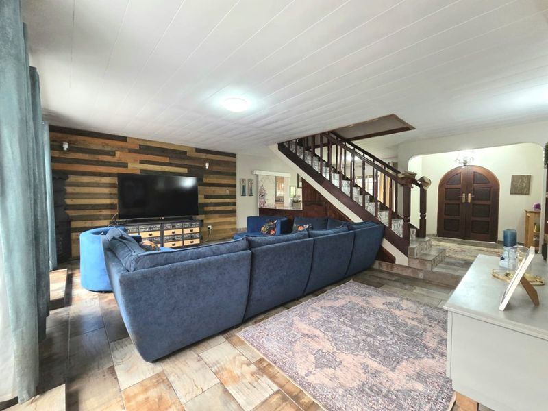 Spacious Family Home with Jacuzzi, Entertainment Area & Borehole - Photo 5