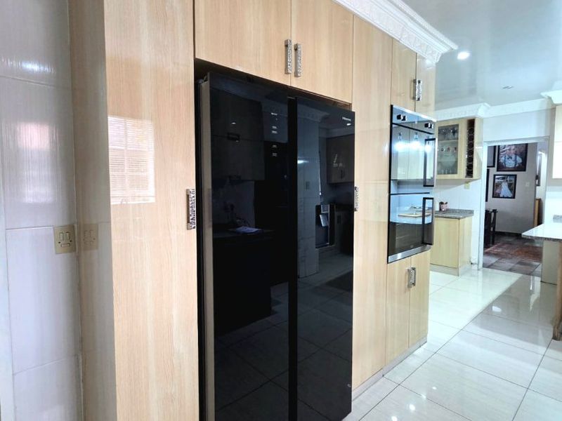 Spacious Family Home with Jacuzzi, Entertainment Area & Borehole - Photo 10