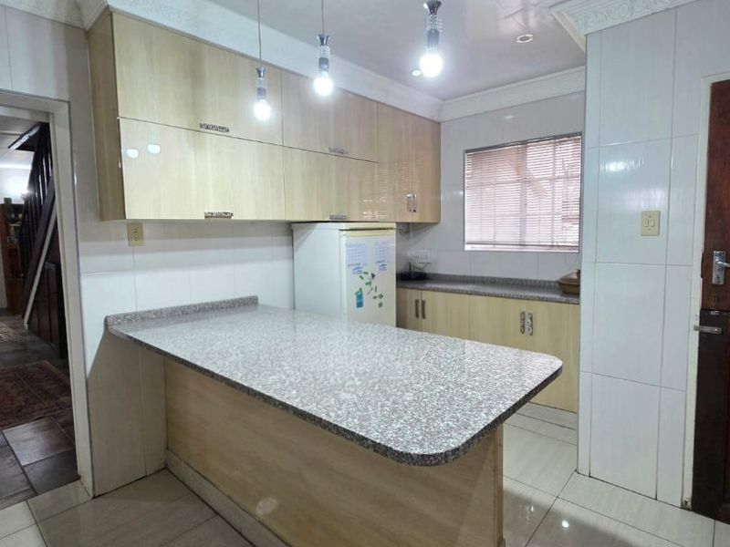 Spacious Family Home with Jacuzzi, Entertainment Area & Borehole - Photo 9