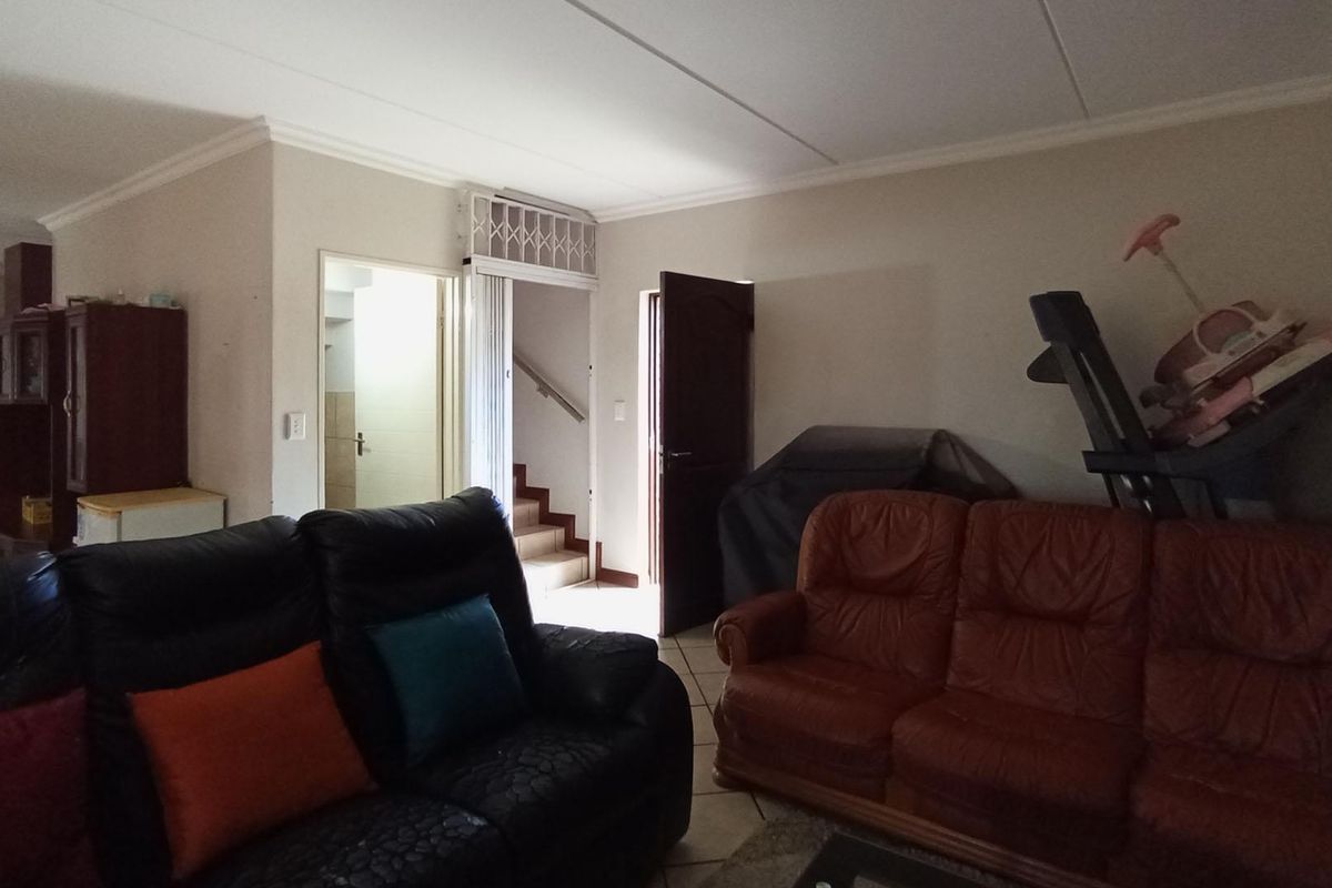 Spacious 3-Bedroom Townhouse for Sale in Willow Glen, Equestria - Photo 4