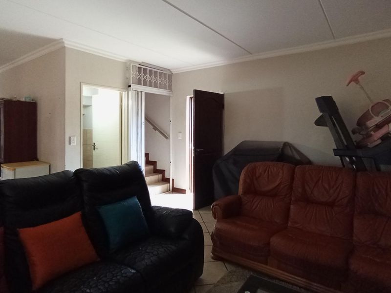 Spacious 3-Bedroom Townhouse for Sale in Willow Glen, Equestria - Photo 4