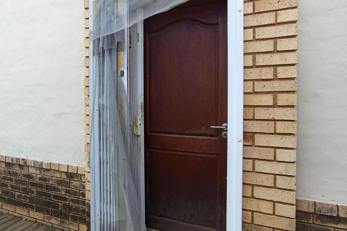 Spacious 3-Bedroom Townhouse for Sale in Willow Glen, Equestria - Photo 2