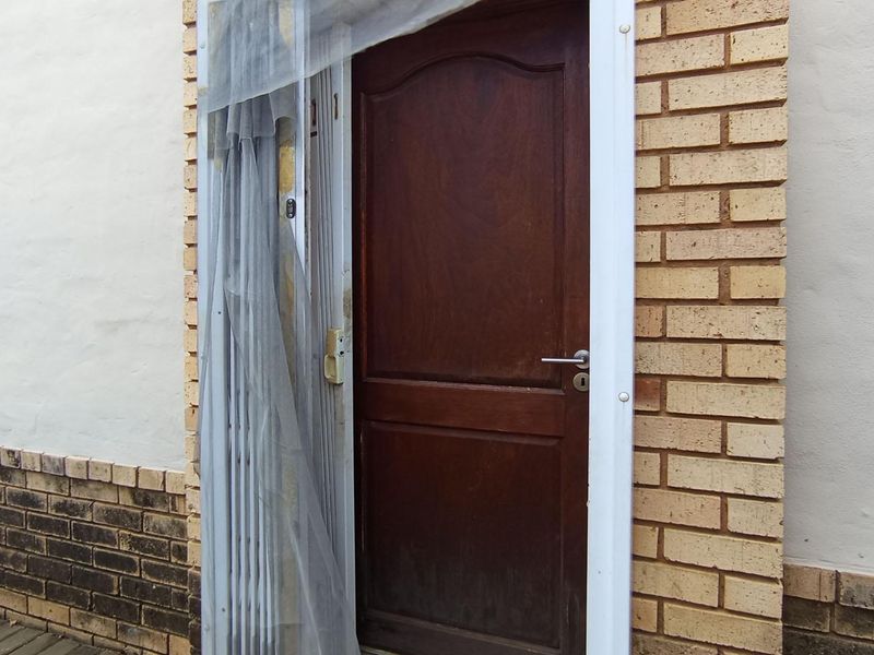 Spacious 3-Bedroom Townhouse for Sale in Willow Glen, Equestria - Photo 2