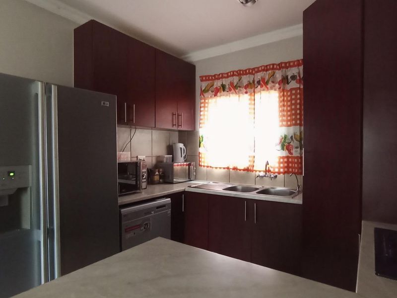 Spacious 3-Bedroom Townhouse for Sale in Willow Glen, Equestria - Photo 7