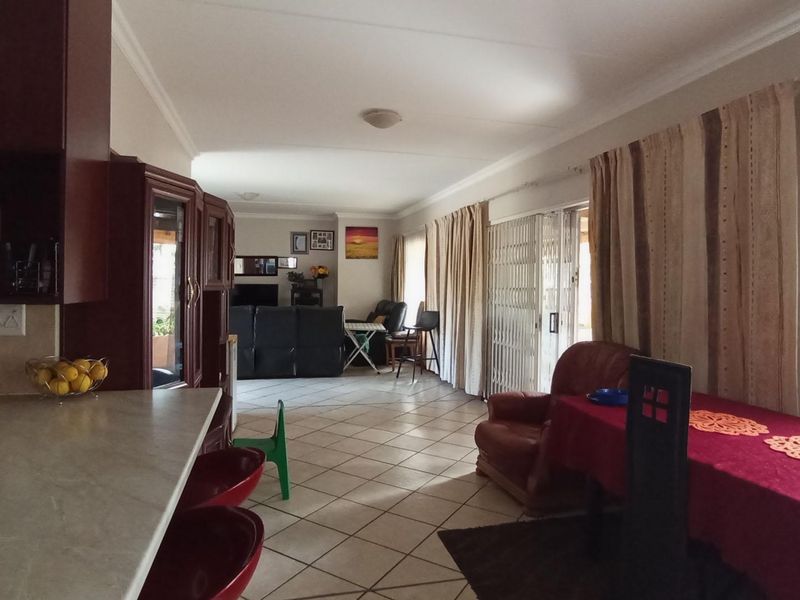 Spacious 3-Bedroom Townhouse for Sale in Willow Glen, Equestria - Photo 8