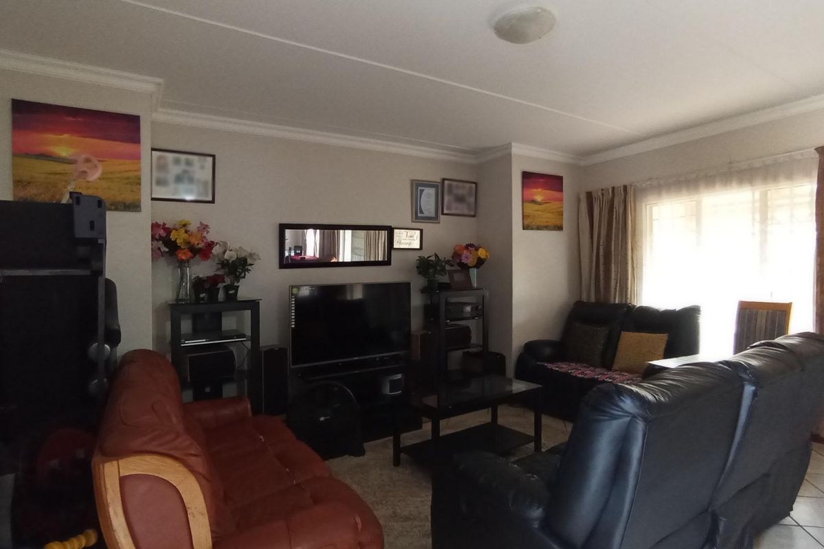Spacious 3-Bedroom Townhouse for Sale in Willow Glen, Equestria - Photo 3