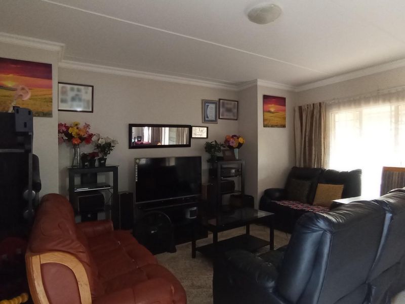 Spacious 3-Bedroom Townhouse for Sale in Willow Glen, Equestria - Photo 3