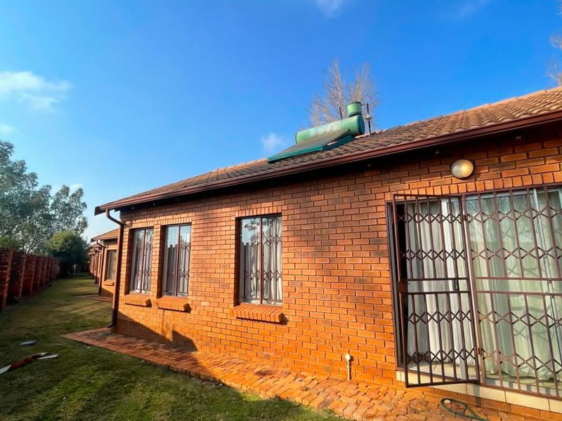 Spacious 3 Bed Apartment in The Orchards - Photo 1