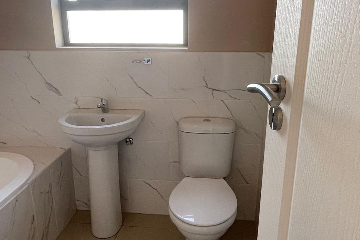 Charming 3 Bedroom Home in Klerksoord with Pets Allowed - Photo 4