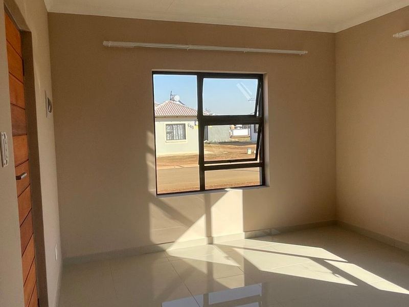 Charming 3 Bedroom Home in Klerksoord with Pets Allowed - Photo 3