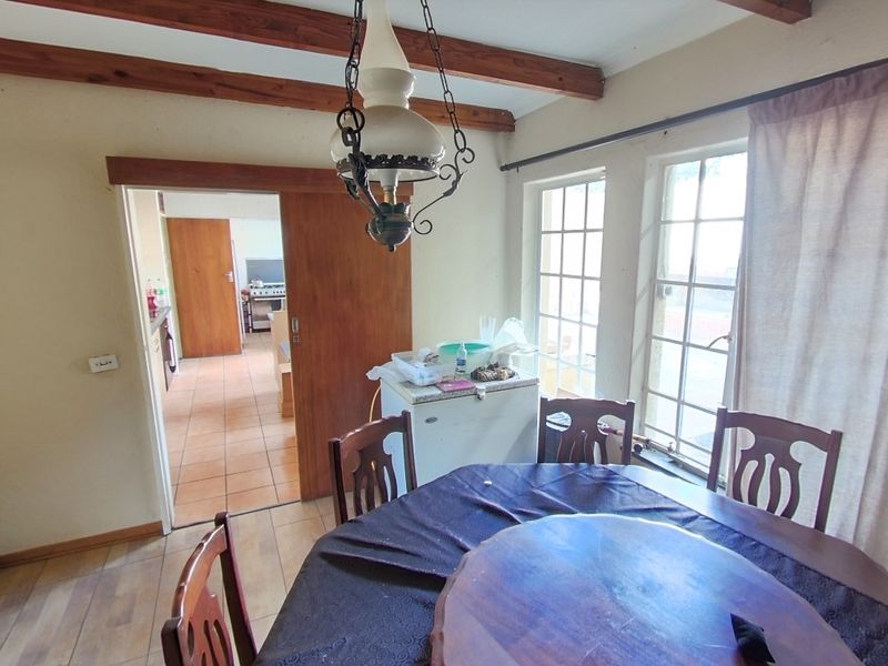 5 Bedroom Family Residence with Flatlet, Borehole, Expansive Entertainment Areas & Unlimited Potential in Sought-After Murrayfield - Photo 10
